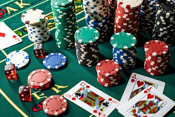 Hình ảnh một bàn chơi game bài và cờ bàn với các quân bài, xúc xắc và chip cược được sắp xếp gọn gàng, thể hiện sự đa dạng của các trò chơi trí tuệ tại OK9, OK9.com, ok9aa.