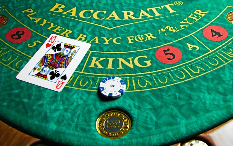 Bàn chơi Baccarat trực tuyến tại OK9 với các lá bài và chip cược